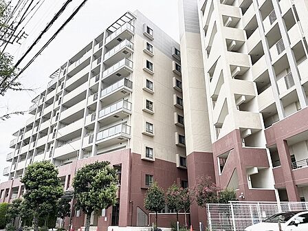 洗練された佇まいが街並みに調和する、心地よい日常を描く住まい