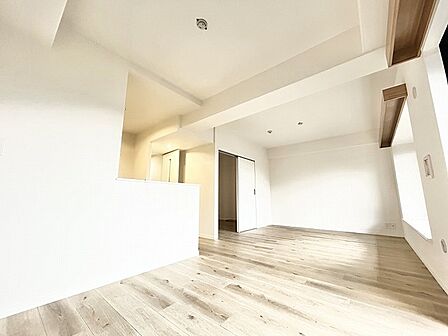 木目の床面が温もりを感じさせる、すっきりと洗練されたシンプルな空間です。