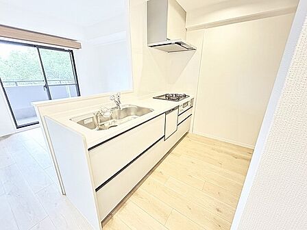 洗練された白を基調とした空間で、心地よい開放感を感じられるゆとりのある佇まいです。