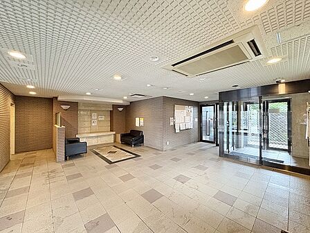 落ち着いた色合いのタイルが織りなす、ゆとりと風格を感じさせるエントランス空間