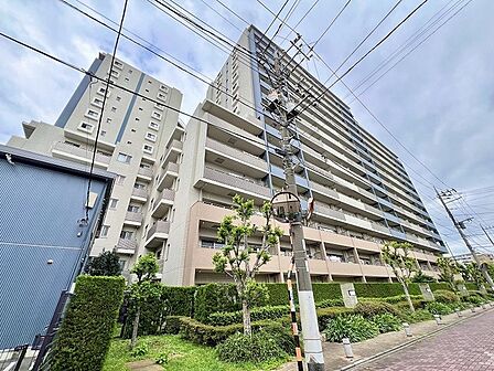 整然とした佇まいと豊かな緑が調和する、心地よい日常を描き出す住まい。