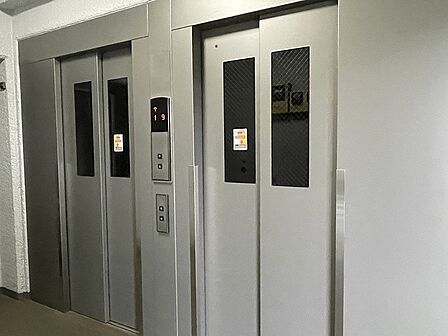 洗練されたメタリックな質感が調和する、落ち着きと気品を感じさせる共用スペース