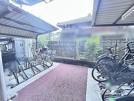 屋根がしっかりと備わった安心感のある駐輪スペースは日々の使い勝手も良好です。