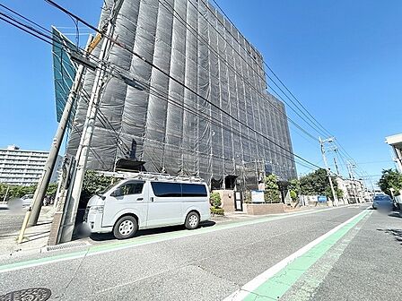青空の下に佇む建物は丁寧な手入れが進められ、新しい表情を見せる準備を整えています