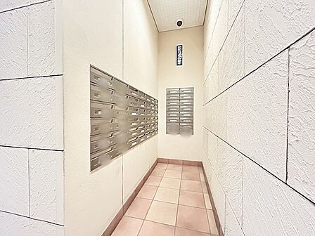 落ち着いた色合いのタイルで統一された、清潔感のある整えられた共用スペース