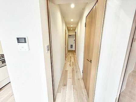 木目の美しいフロアが奥へと続き、すっきりと整えられた心地よい空間が広がる落ち着いた通路。