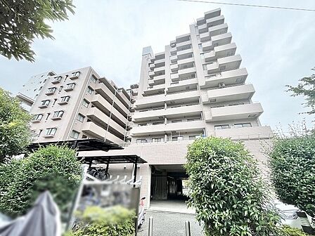 街並みに穏やかに溶け込む佇まいは、心地よい日常の始まりを予感させます