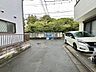 外観：建物に囲まれながらも緑の潤いを身近に感じられる落ち着いた周辺環境が広がります。