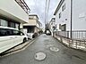 外観：穏やかな住宅街に馴染む、落ち着いた佇まいの前面道路です