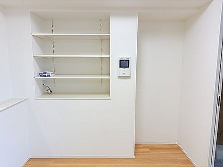 すっきりと整った白を基調とした空間に木の温もりが優しく馴染む心地よい一角