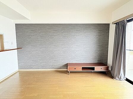 落ち着いた色合いのアクセントクロスが空間を引き締める上質なひとときを演出します。