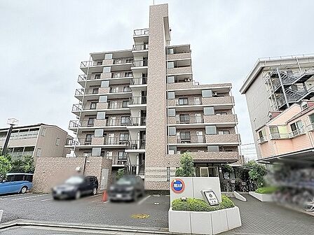 洗練されたタイル貼りの外観が街並みに溶け込む落ち着いた佇まいです