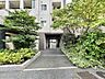 エントランス：豊かな緑に囲まれ、落ち着いた趣を感じさせる穏やかなアプローチ。