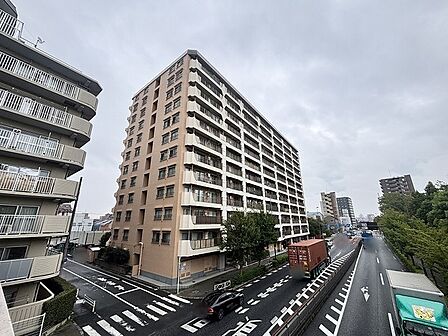 街並みに溶け込む堂々とした佇まいが毎日の暮らしに安心感をもたらします