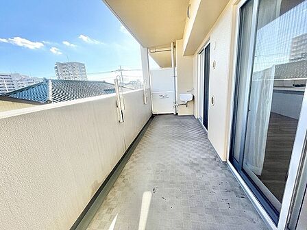 開放的な空が広がり心地よい風を感じられるゆとりある屋外空間