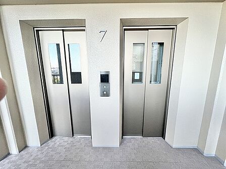 落ち着いた色合いで統一された、ゆとりを感じさせる共用スペースです