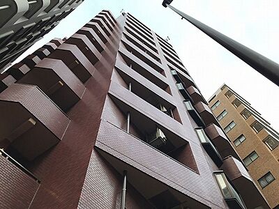 外観:都市の空へスマートに佇む、洗練されたタイル貼りの外観デザインが印象的です。 外観:都市の空へスマートに佇む、洗練されたタイル貼りの外観デザインが印象的です。