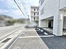 外観：日々の暮らしを整える、ゆとりある敷地環境が毎日の移動をスムーズに支えてくれます。