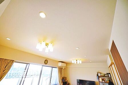 ■■内覧予約受付中 ■■リビングのダウンライトは新築時にオプションで設置されたもの♪リビングを癒しの空間に変身させる必須アイテムです♪