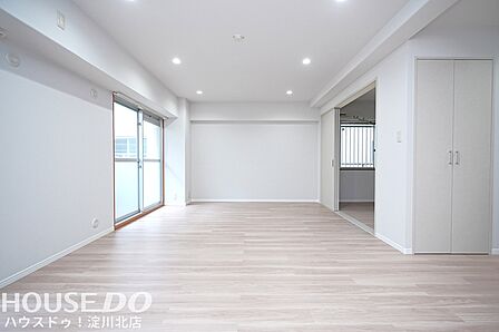 ■■本日内覧可能■■阪急神戸線「神崎川」駅徒歩9分・1階部分・角住戸・南向き専用庭付き・2026年6月リフォーム済!リビング広々16.5帖!全室採光の2LDK・落ち着いた住環境が魅力的◎