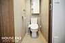トイレ：■■内覧予約受付中■■トイレには温水洗浄便座を完備。毎日使う場所だからこそ、快適性にも配慮されています。背面には収納スペースが確保されています。お気軽にお問い合わせください♪