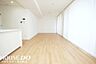 リビング/ダイニング：■■本日内覧可能■■阪急各線「十三駅」徒歩9分・8階建て5階部分・南向き♪2025年8月リフォーム歴があり、室内もとても綺麗ですのでそのままでもお住まいいただけます。