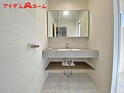 1号棟 ゆとりの洗面スペースで朝の身支度も快適スムーズ。 鏡の裏にはたっぷりと収納を装備！