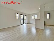 大きく開いた窓からは、明るい陽射しが射し込みます。 自然と家族が集まる空間です。