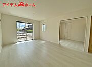 1号棟 広々リビングは、陽当りが良く、部屋いっぱいに 明るい陽光が広がります。