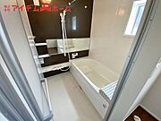 2号棟 1坪タイプのバスルーム。 ゆったり足が伸ばせるので、毎日の疲れを癒やせます。
