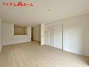広々リビングは、陽当りが良く、部屋いっぱいに 明るい陽光が広がります。