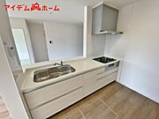 ダイニングを見渡せる、 使い勝手の良いシステムキッチン。
