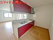 ダイニングを見渡せる、 使い勝手の良いシステムキッチン。