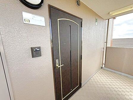 スリット入りの玄関扉で足元まで光が入り明るい玄関♪