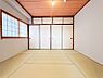 室内：リビングに隣接した6帖の和室。
