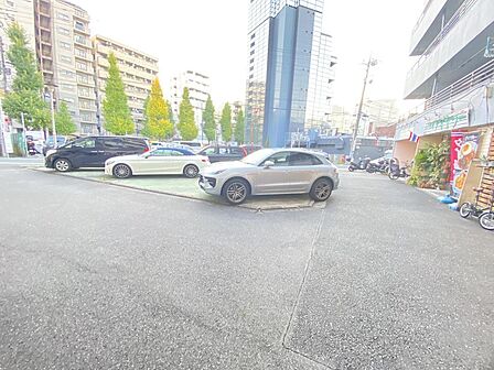 駐車場の空き状況は確認が必要になります。