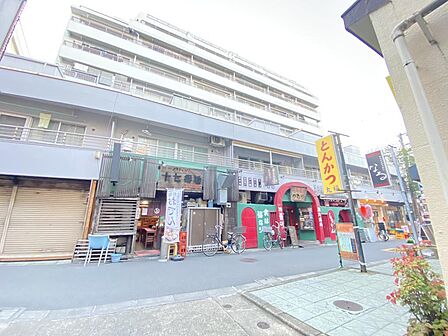建物1階には飲食店が入っており、気軽に外食できる便利な環境です。