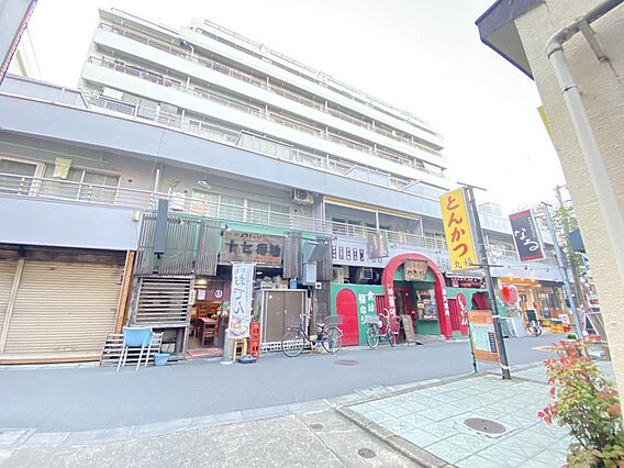 建物1階には飲...