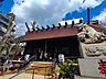 周辺：歴史ある氷川神社を身近に感じる落ち着いた住環境。四季折々の自然と趣ある参道が広がり、都心にいながら穏やかな時間を享受できます。