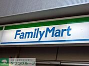 ファミリーマート 徒歩2分。 120m