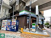 徒歩5分。ファミリーマート ニーズ浦安店 330m