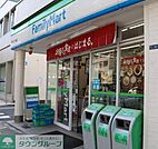 ファミリーマート 徒歩10分。コンビニ 740m