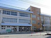 高岡市立野村小学校 野村小学校まで徒歩12分。 930m