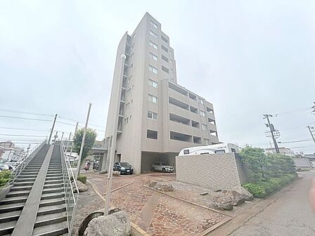 マンション外観写真です。