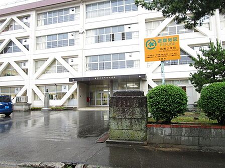 高岡市立成美小学校 徒歩16分。 1210m