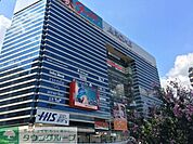 アルシェ 徒歩10分。デパート 740m