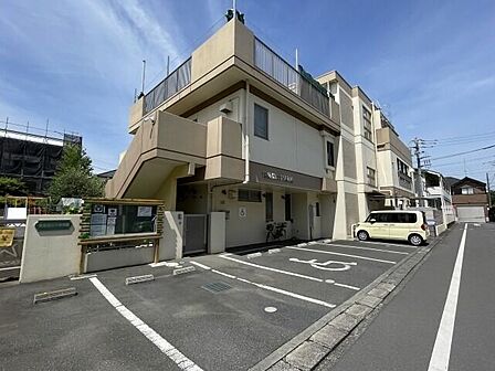 青梅梨の木保育園　家庭との連携を大切に、小さな子どもたちが、家庭と同じように安心して生活できるような室内、戸外、人的環境づくりを目指している保育園。平成27年秋に竣工したとても綺麗な園 1874m