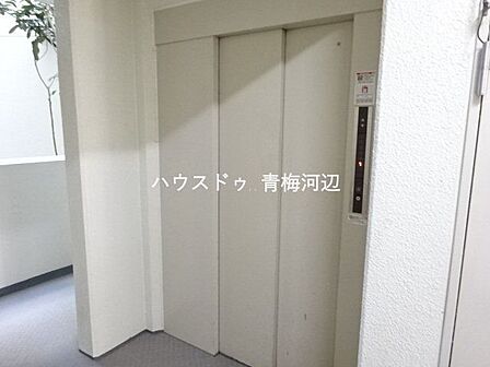 5階建てマンションのためエレベーターが設置されています。買い物後の荷物を運ぶ際にはとても助かります。