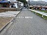 その他：【東側前面道路】幅員約4mの前面道路です。普通車が1台通れる幅となります。大型車の通行が少ないため振動や騒音が抑えられます。