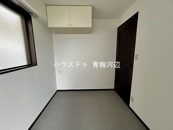 上部に収納スペ...